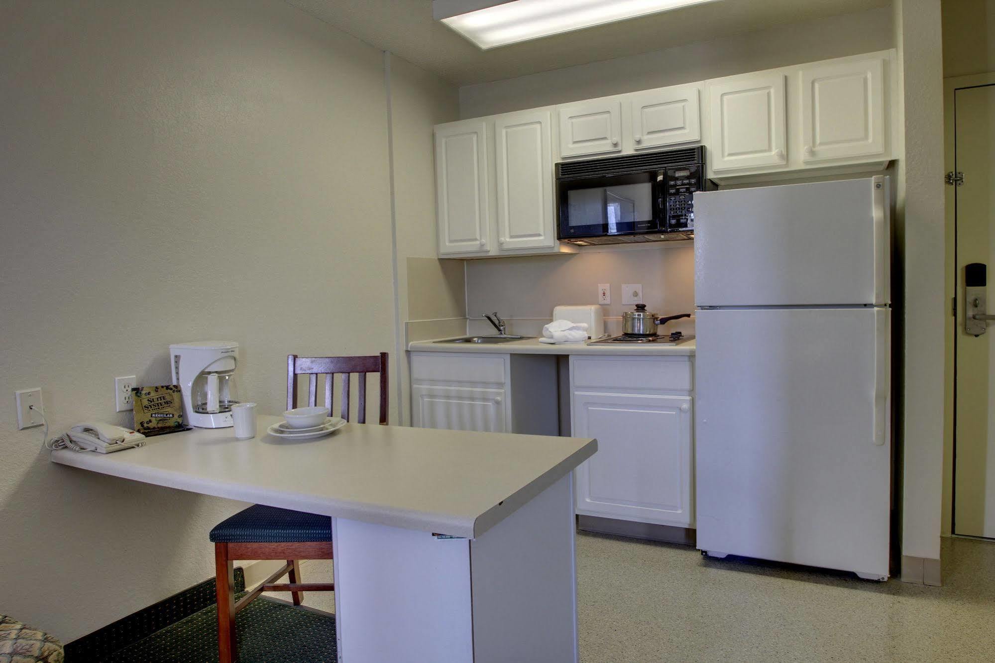Intown Suites Extended Stay Greensboro Nc - Airport Extérieur photo