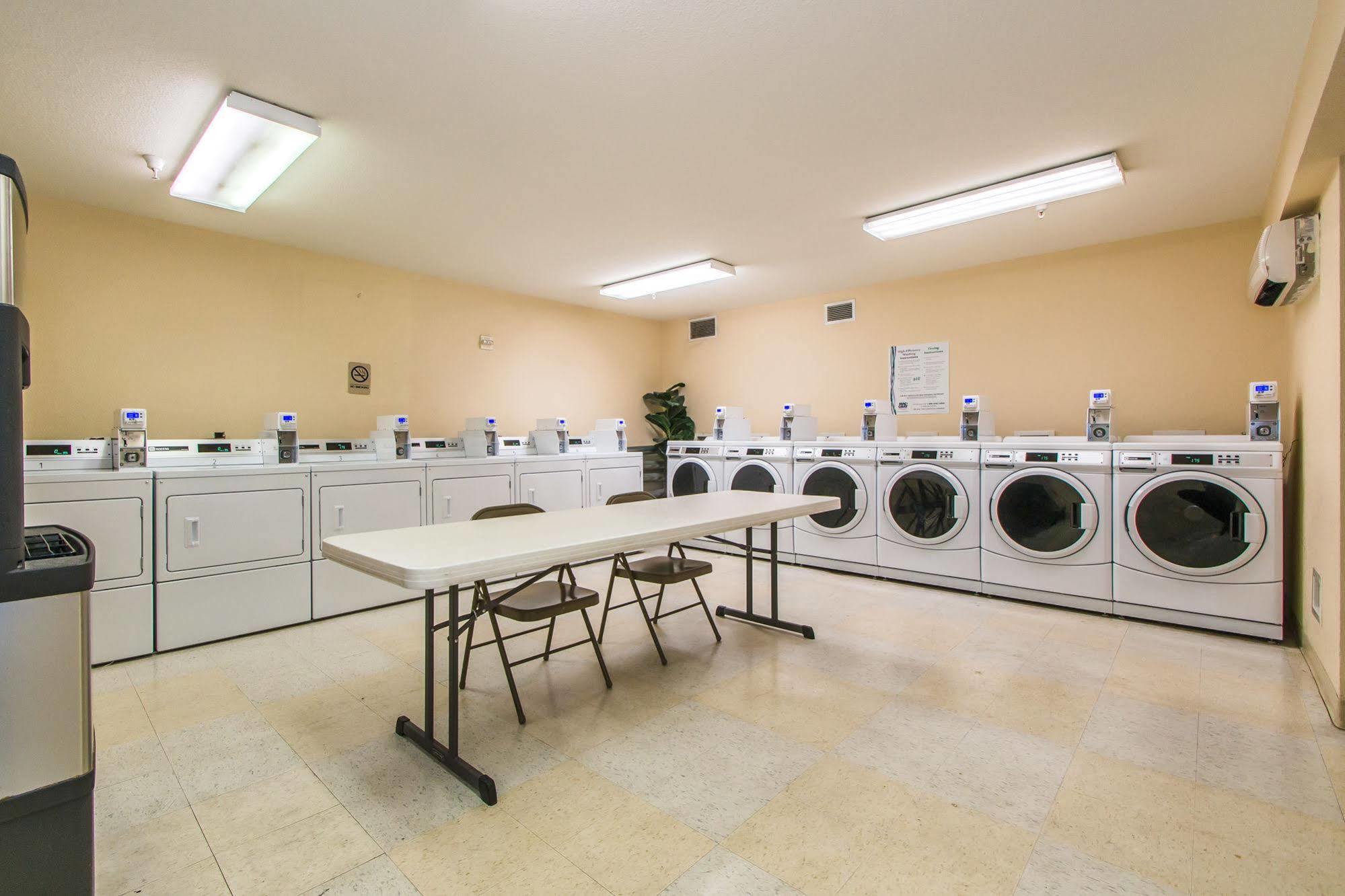 Intown Suites Extended Stay Greensboro Nc - Airport Extérieur photo