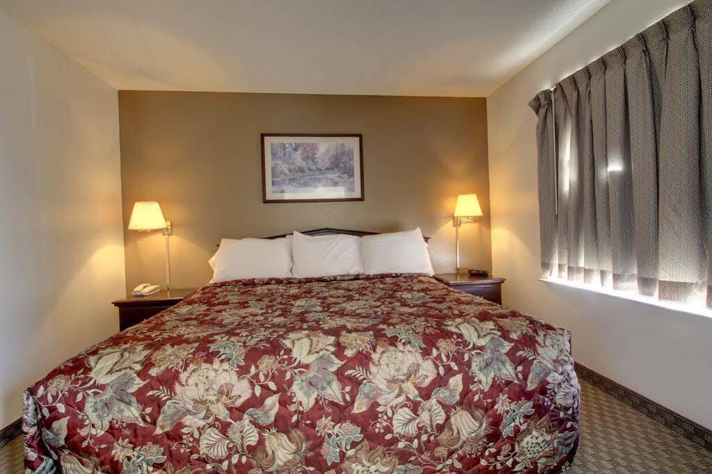 Intown Suites Extended Stay Greensboro Nc - Airport Extérieur photo